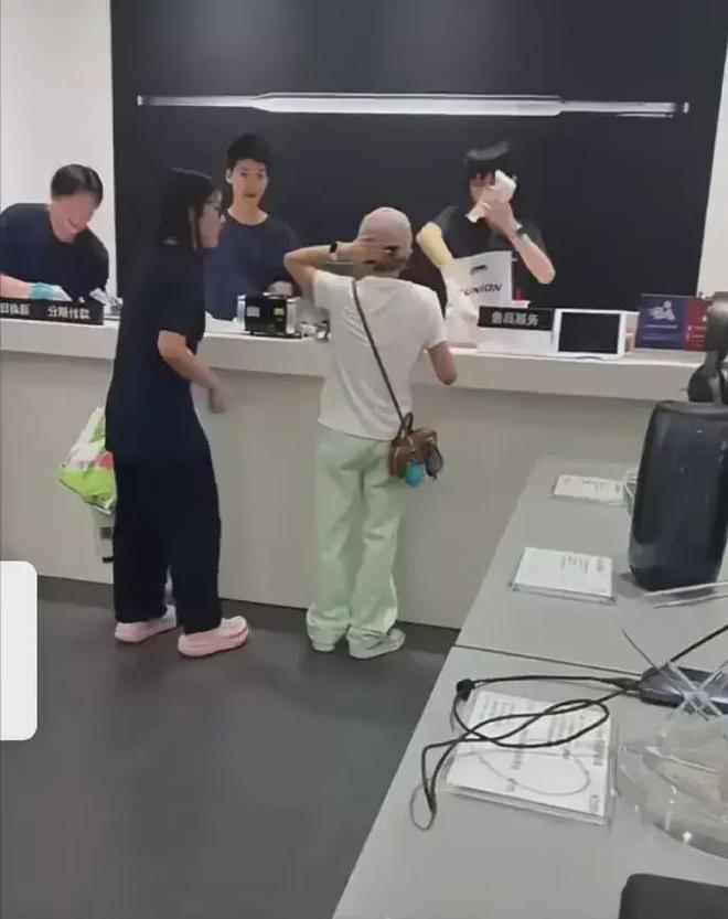 友道德绑架店员曝光细节媒体发声表态！AG真人游戏平台全红婵买苹果手机遭网(图2)